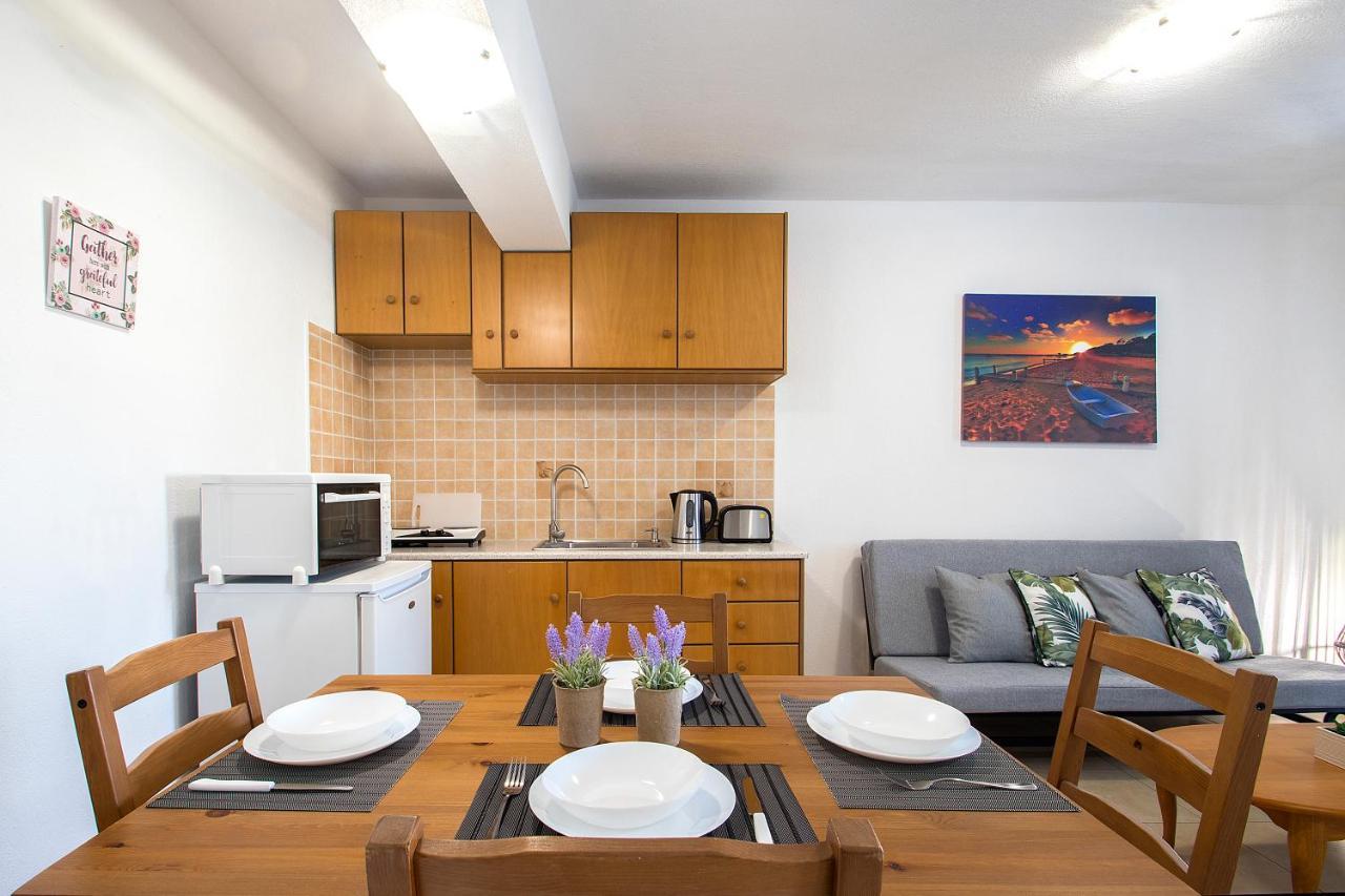 D & E Apartments Skiathos Town Exterior photo